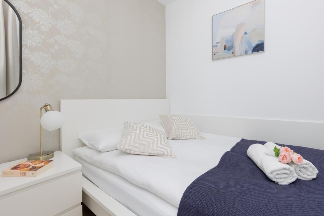 Warszawa Srodmiescie Bonifraterska Apartments By Noclegi Renters Esterno foto